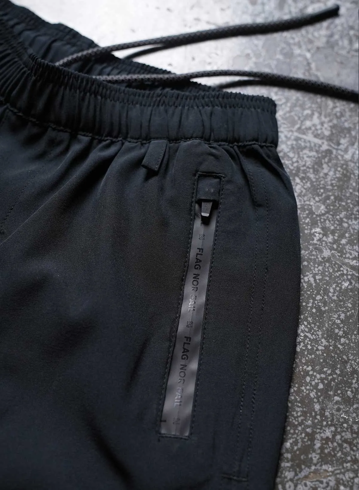 MOMENTUM SHORTS - BLACK