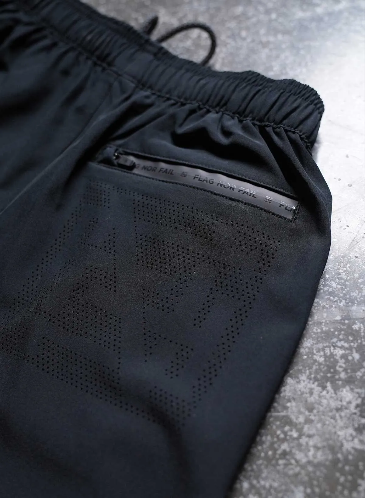 MOMENTUM SHORTS - BLACK